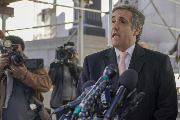 L&#039;ancien avocat et arrangeur de Donald Trump, Michael Cohen, s&#039;adresse aux journalistes après une deuxième journée de témoignage devant un grand jury enquêtant sur les paiements occultes qu& ...