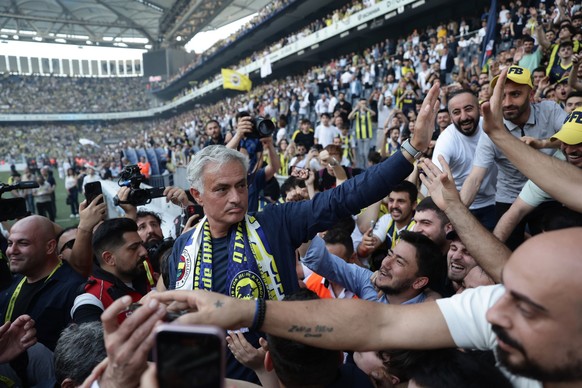 epa11386182 Jose Mourinho (C) poses for selfies with fans as he is presented as Fenerbahce&#039;s new head coach during a ceremony at the Ulker Stadium in Istanbul, Turkey, 02 June 2024. Jose Mourinho ...