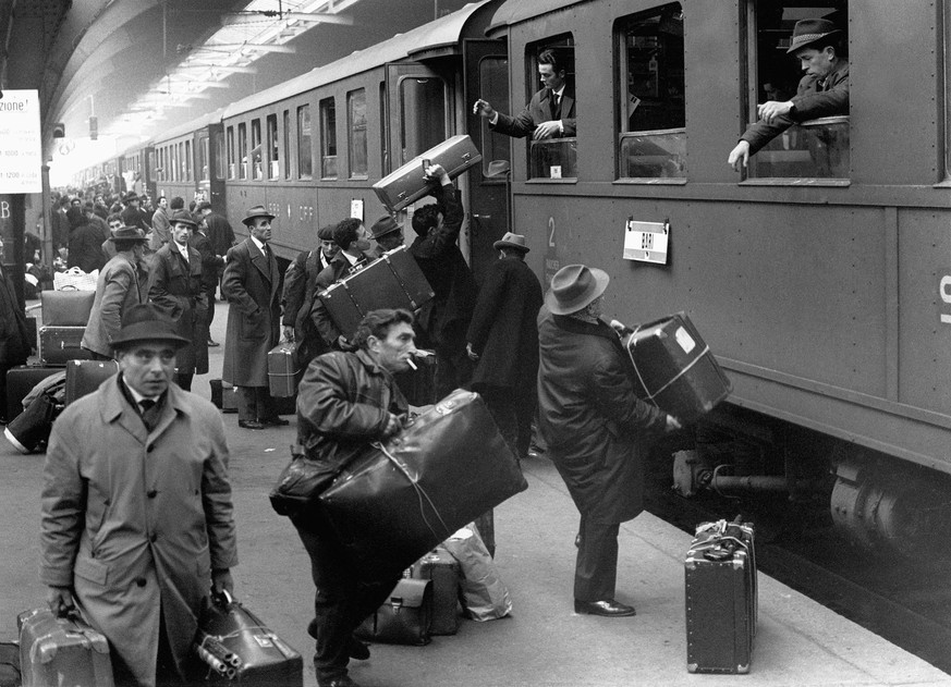 Le 12 décembre 1964, des travailleurs immigrés italiens quittent Zurich pour rentrer en Italie à l'occasion des fêtes de fin d'année.