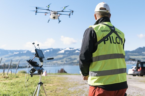 Drone pilot Ueli Sager from the company Remote Vision GmbH controls and sprays vinyards by means of a drone that can transport 10 liters of liquids, photographed in Rapperswil, Switzerland, on May 2,  ...