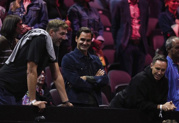 Federer, présent à la Laver Cup, aux côtés de Dirk Nowitski et Steve Nash.
