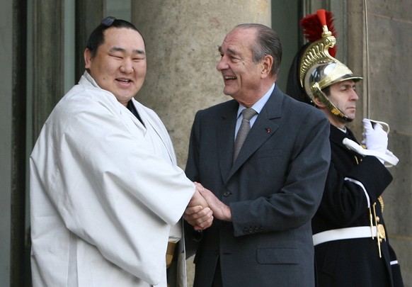 FRANCE - FEBRUARY 22: French President Jacques Chirac receives Mongolian sumo wrestler Dolgorsuren Dagvadorj at Elysee Palace in Paris, France on February 22nd, 2007 (Photo by Thomas SAMSON/Gamma-Raph ...