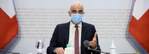 Bundesrat Alain Berset spricht an einer Medienkonferenz des Bundesrates zur aktuellen Lage im Zusammenhang mit dem Coronavirus, am Freitag, 5. Maerz 2021. (KEYSTONE/Anthony Anex)