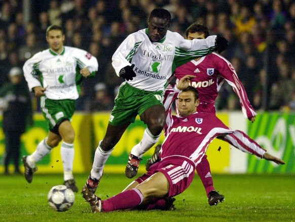 FC St. Gallen&#039;s Charles Amoah, Mitte, setzt sich am Freitag, den 17. Maerz 2000, im Fussball NLA-Spiel gegen Lausanne-Sports&#039; gegen den Westschweizer Sven Christ, vorne, durch. (KEYSTONE/Ste ...