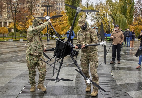 Des Ssldats ukrainiens à Kharkiv avec un drone capable de transporter des grenades.