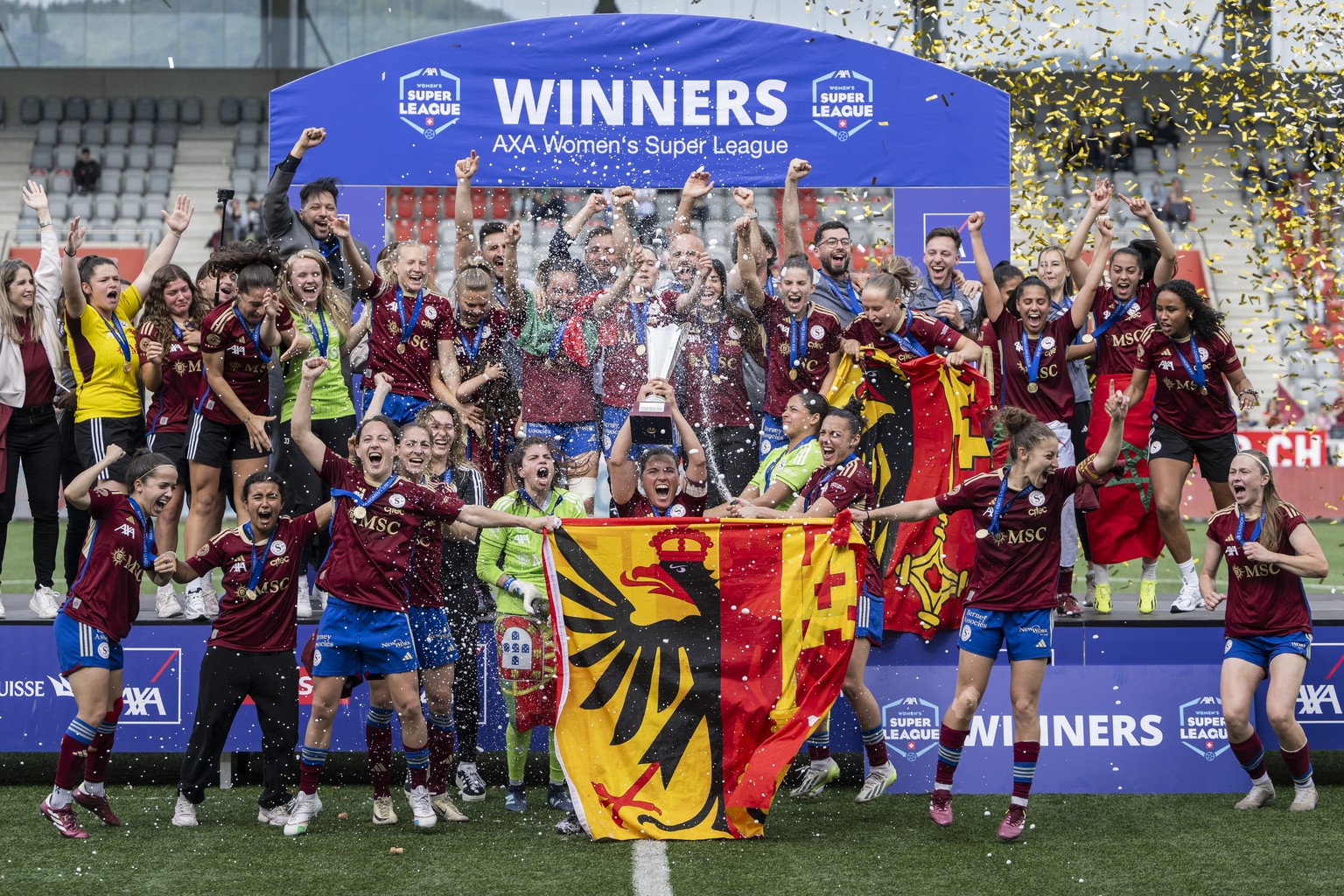 Servette Spielerin Monica Soraia Amaral Mendes, Mitte, stemmt den Pokal des Fussballschweizermeisters nach dem 3:1 Sieg im Final der Women&#039;s Super League Fussball Meisterschaft zwischen Servette  ...