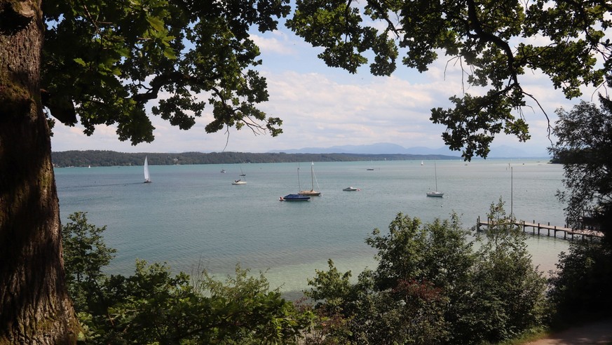 IMAGO / Ulrich Wagner

Feldafing, Bayern, Deutschland 06. Juli 2022: Ein Sommertag bei Feldafing (Landkreis Starnberg). Hier der Blick von einem Aussichtspunkt auf den Starnberger See und einigen Sege ...