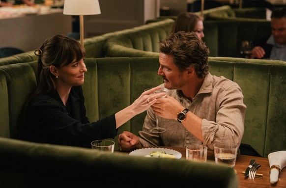 Pedro Pascal fait les yeux doux à Dakota Johnson dans le film &quot;Materialists&quot;.