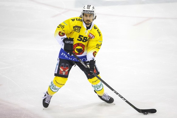 Bern&#039;s defender Eric Blum controls the puck, during a National League regular season game of the Swiss Championship between Geneve-Servette HC and SC Bern, at the ice stadium Les Vernets, in Gene ...