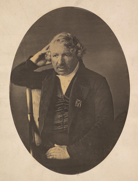 Louis Daguerre, photographié vers 1860.
https://commons.wikimedia.org/wiki/File:Louis-Jacques-Mand%C3%A9_Daguerre_MET_DP279316.jpg