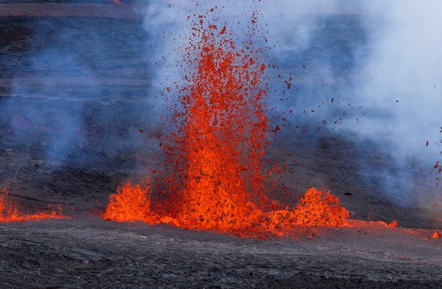 Le Mauna Loa, le plus gros volcan actif du monde, provoque aussi d'épais nuages de fumée en altitude au-dessus de l'île américaine d'Hawaï