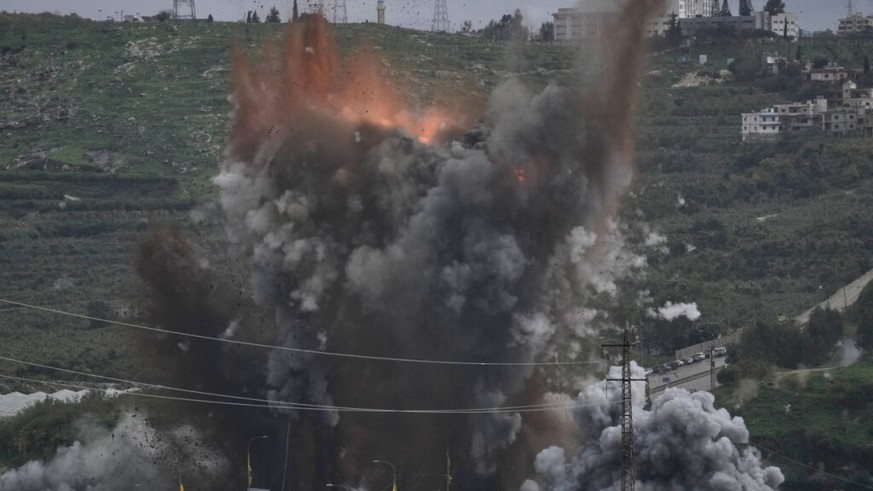 De la fumée et des flammes s’élèvent après une frappe aérienne israélienne qui a touché le pont de Qasmiyeh, près de la ville côtière de Tyr au Liban dimanche.