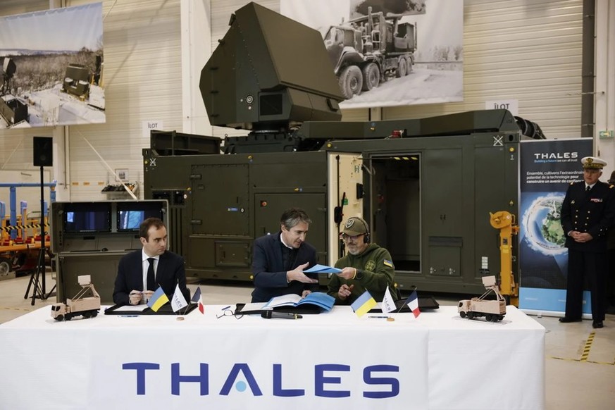 Le ministre ukrainien de la Défense, Oleksii Rezniknov (à droite), signe à Limours, près de Paris, le contrat d&#039;achat d&#039;un système radar Ground Master 200, les 1er février 2023.