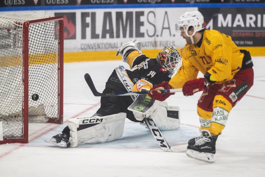 Torhueter Niklas Schlegel (HCL), left and Julian Schmutz (SCL), right during the regular season of National League Swiss Championship 2025/26 between HC Lugano and SCL Tigers at the ice stadium Corner ...