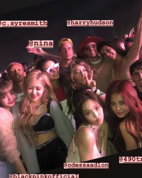Jaden est à gauche, juste derrière Rosé.