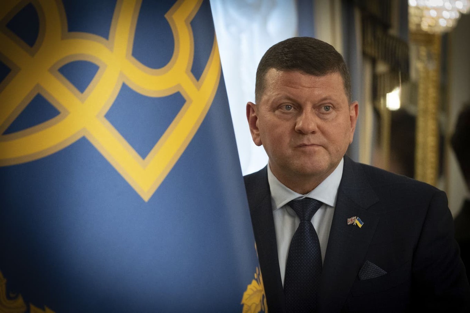 Plus populaire que Zelensky : l&#039;ancien commandant en chef Valéry Saloujny lors d&#039;une réception à l&#039;ambassade à Londres