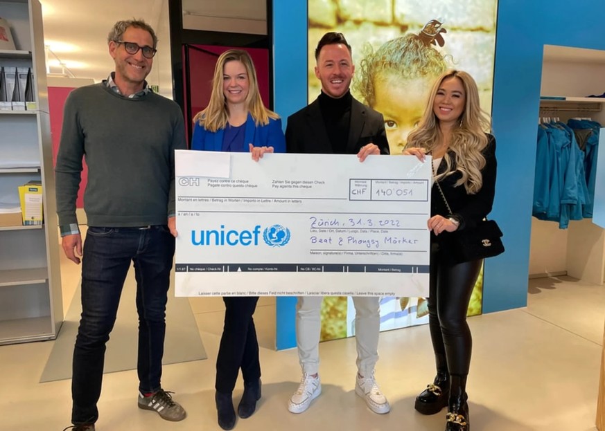 Phongsy et Beat Mörker (à droite sur la photo) ont fait don de plus de 140 000 francs à l'Unicef en 2022 pour l'aide d'urgence en Ukraine. Selon l'organisation humanitaire, il ne s ...
