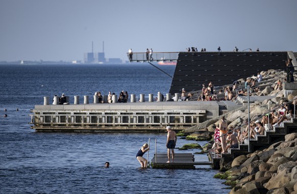 epa11582377 People enjoy warm and sunny weather at the Sundspromenaden boardwalk in Malmo, Sweden, 03 September 2024. Temperature was just under 30 degrees on 03 September. In the southern part of the ...
