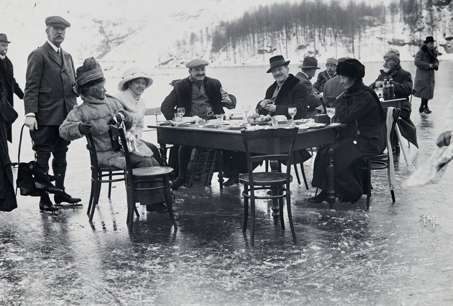 Pique-nique mondain sur la glace à Saint-Moritz, vers 1900.
https://sammlung.nationalmuseum.ch/de/list?detailID=100391320