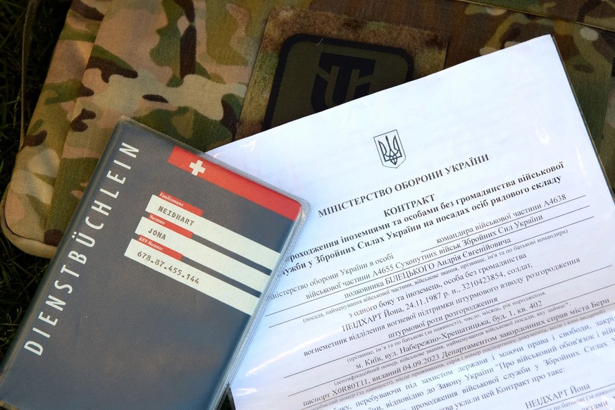 Ici, le carnet de service et le contrat de Jona Neidhart avec l&#039;armée ukrainienne.