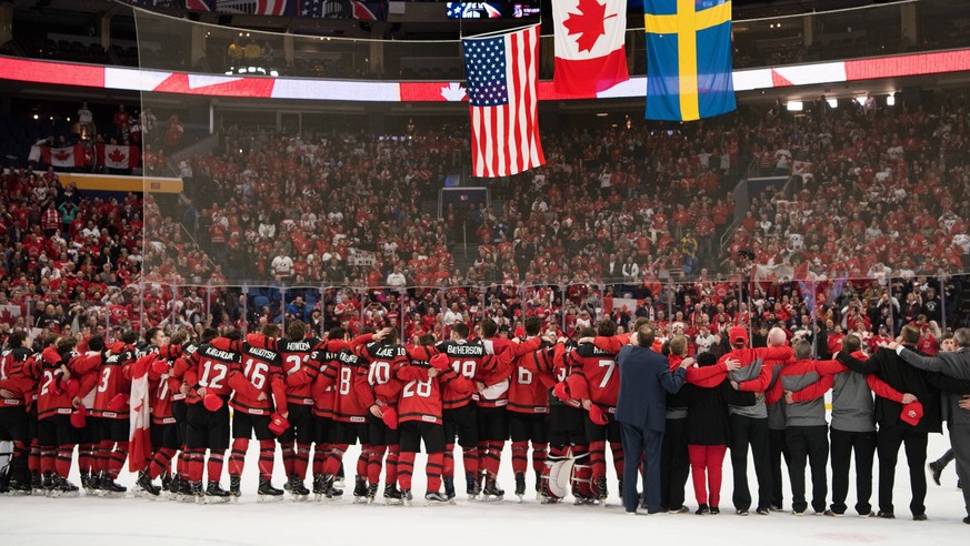 Eishockey, U20 WM, Kanada gewinnt Finale gegen Schweden 180105 Kanadas lag ser flaggan hissas och hör nationalsangen spelas när de tagit guld under finalen pa JVM i ishockey mellan Sverige och Kanada  ...