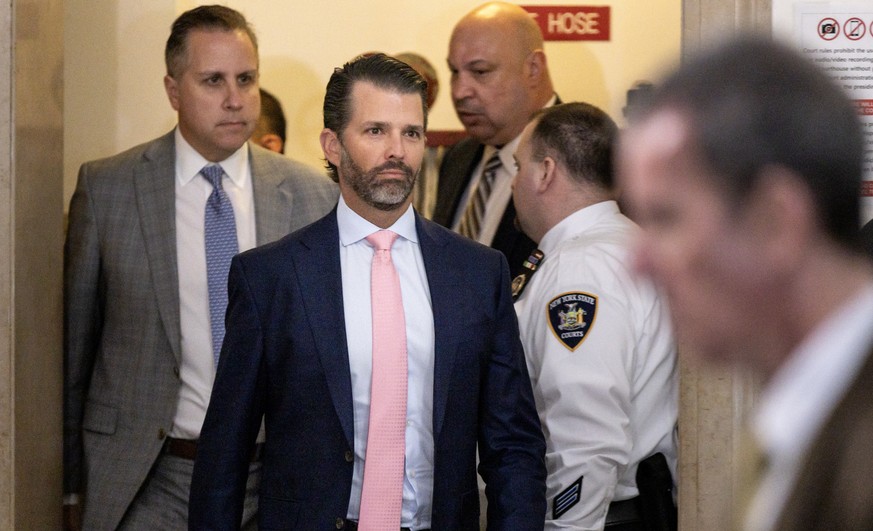 Donald Trump Jr. (C), fils de l'ancien président américain Donald J. Trump, arrive pour témoigner dans le cadre du procès civil pour fraude en cours à New York, New York, Etats-Unis, 1er novembre 2023 ...