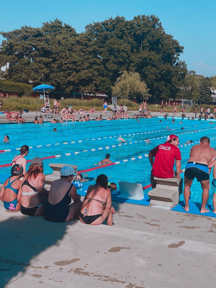 Le bassin olympique de Bellerive. Les nageurs y côtoient les badauds, le crawl ne se laisse pas perturber par le small talk.