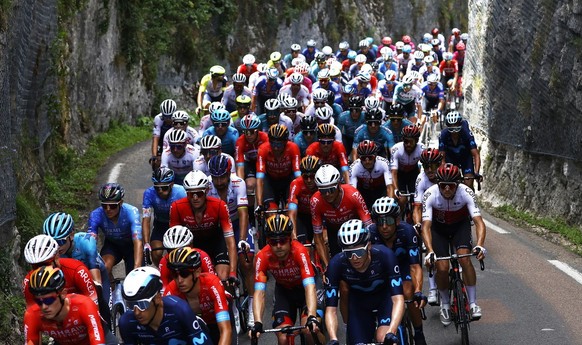 Traversée du Jura, le peloton «fend» les parois rocheuses.