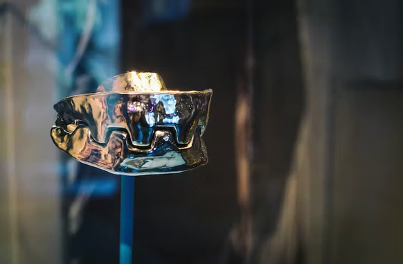 Les dents de Requin (L’espion qui m’aimait de 1977 et Moonraker de 1979) sont en acier inoxydable de qualité chirurgicale. Exposées au «International Spy Museum».