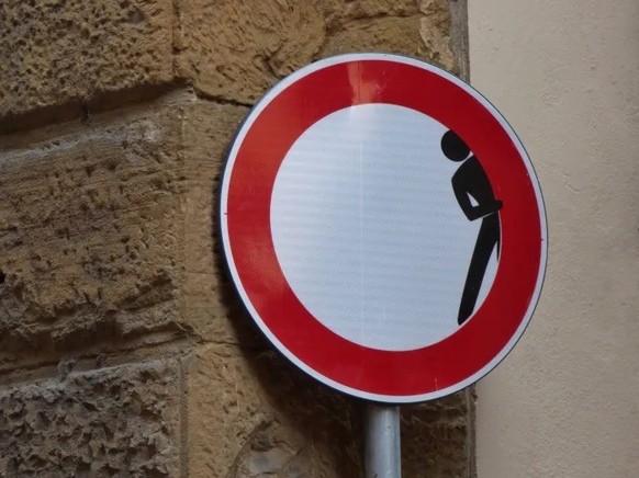 Gesehen in Florez - lustige verkehrsschilder https://parade.com/.image/c_limit%2Ccs_srgb%2Cq_auto:good%2Cw_700/MTk5NjY2OTA5Nzk5NTIzNDMx/funny-road-sign-in-italy.webp