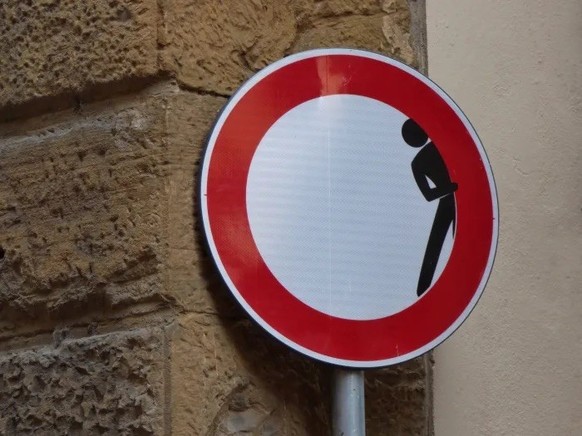 Gesehen in Florez - lustige verkehrsschilder https://parade.com/.image/c_limit%2Ccs_srgb%2Cq_auto:good%2Cw_700/MTk5NjY2OTA5Nzk5NTIzNDMx/funny-road-sign-in-italy.webp