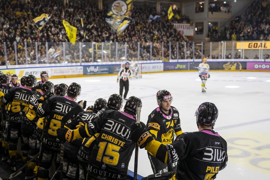 Julius Naettinen (HCA), zweiter von rechts, holt sich die Gratulationen an der Bande nach seinem Tor zum 4:3 im Qualifiaktionsspiel der Eishockey National League zwischen dem HC Ajoie und dem HC Ambri ...