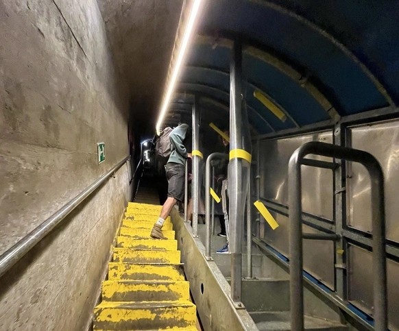 Montez à bord du funiculaire à ciel ouvert de 160 mètres, qui circule à l’intérieur de la montagne.