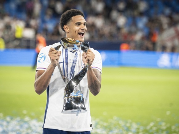 Jarell Quansah avec le troph閑 du champion d&#039;Europe M21