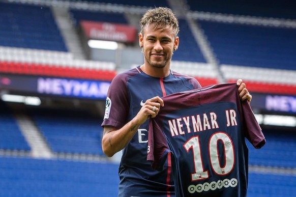 L'une des rares photos de Neymar debout, diraient les mauvaises langues.