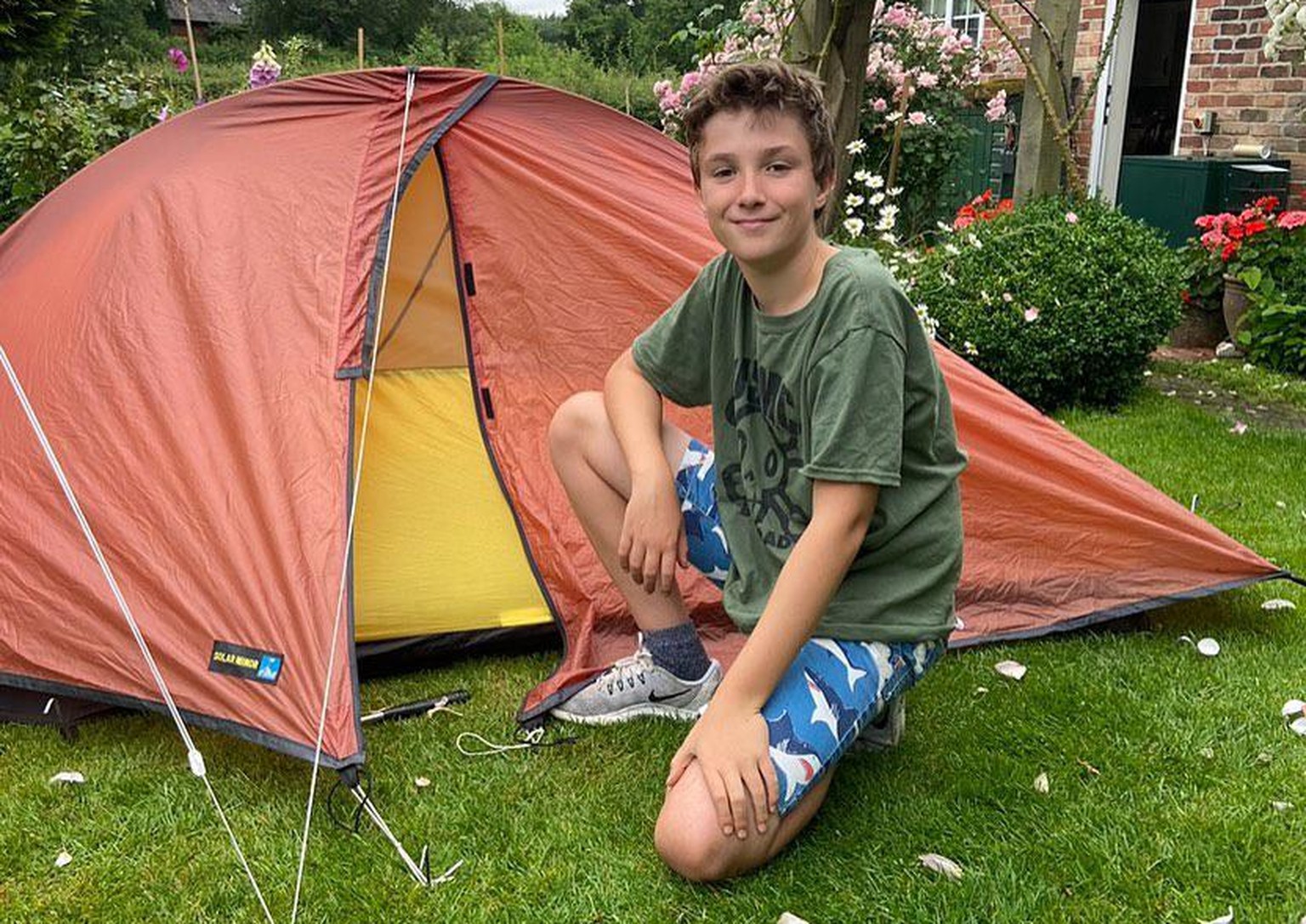 Max Woosey a campé dans le jardin arrière de sa maison pour soutenir les recherches contre le cancer. Watson