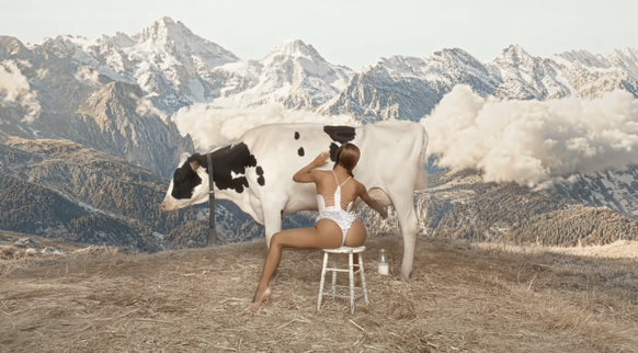 Une Heidi moderne, dans un décor qui n'est pas sans évoquer les Alpes.