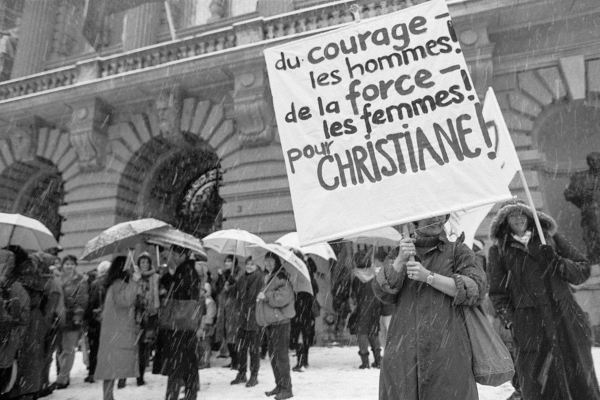 Manifestation en faveur de Christiane Brunner devant le Palais fédéral lors de l&#039;élection du Conseil fédéral le 10 mars 1993.