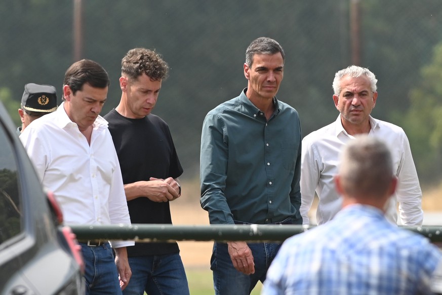 epa12306721 Spain&#039;s Prime Minister Pedro Sanchez (C) talks to Castilla y Leon&#039;s Regional President Alfonso Fernandez Manueco (L) upon his arrival at Caboalles, in Leon, Spain, 17 August 2025 ...