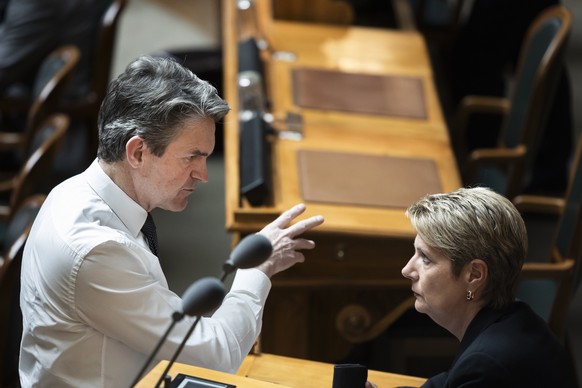 Bundesraetin Karin Keller-Sutter, rechts, diskutiert mit Beat Walti, FDP-ZH, waehrend der Debatte um das Bundesgesetz ueber die Besteuerung der Telearbeit, waehrend einer Sondersession des Nationalrat ...