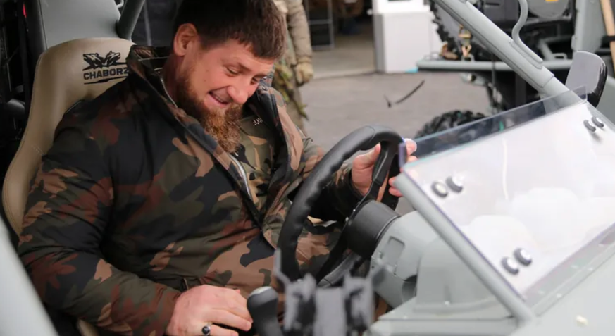 Ramzan Kadyrov dans un buggy militaire de type Chaborz de fabrication locale.