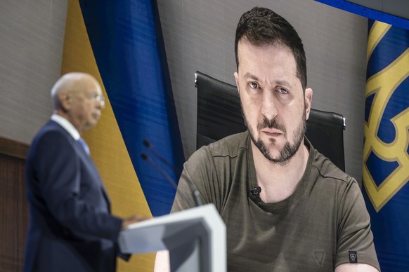 ARCHIVBILD ZUM RUECKTRITT VON KLAUS SCHWAB ALS VORSITZENDEM DES WEF-STIFTUNGSRATES --- Ukrainian President Volodymyr Zelenskyy, addresses by videolink the opening plenary session hosted by Klaus Schwa ...