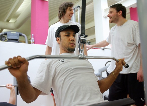Der Schweizer Eishockey Nationalspieler Michael Ngoy, vorne, beim Krafttraining, zusammen mit Julien Sprunger, hinten links, und Julien Vauclair, rechts, am Donnerstag, 10. April 2008, im Fitnesscente ...