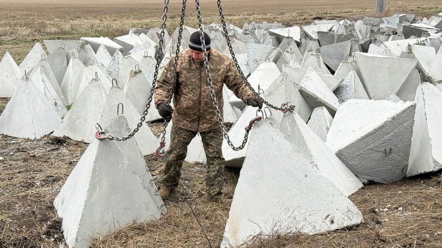 Un soldat ukrainien installe des barrières antichars appelées «dents de dragon» dans la région de Donetsk (photo d'archive): l'Ukraine a renforcé ses installations de défense dans cette régi ...