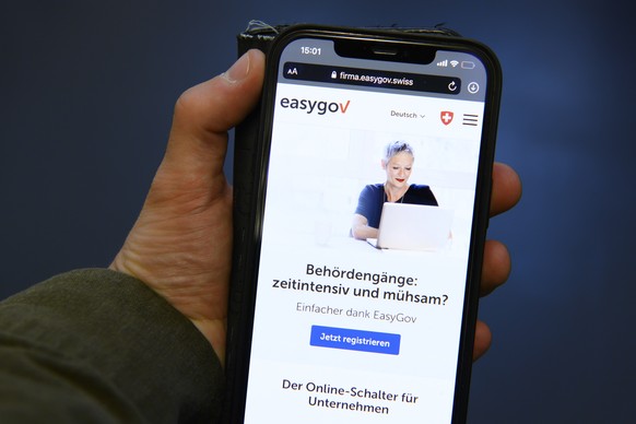 Die Website der Bundesplattform Easygov wird auf einem Smartphone angezeigt, am Donnerstag, 21. Oktober 2021, in Bern. Hackern ist es gelungen, eine Liste mit Namen von bis zu 130'000 Unternehmen ...