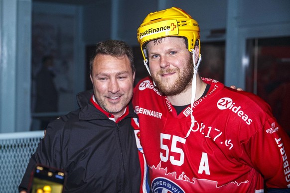 Die SC Rapperswil-Jona Lakers Cheftrainer Jeff Tomlinson, links, posiert mit Verteidiger Daniel Vukovic waehrend den Feierlichkeiten mit den Fans nach dem vierten Eishockey Playoff-Halbfinalspiel der  ...