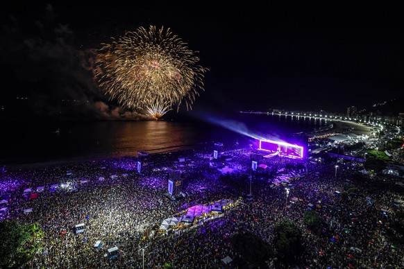 epa12929308 People attend a concert by Colombian singer Shakira on Copacabana Beach in Rio de Janeiro, Brazil, 02 May 2026. EPA/ANTONIO LACERDA