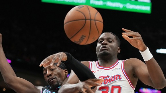 Capela (à droite) et les Rockets ont souffert face à Bam Adebayo (à gauche) samedi à Miami