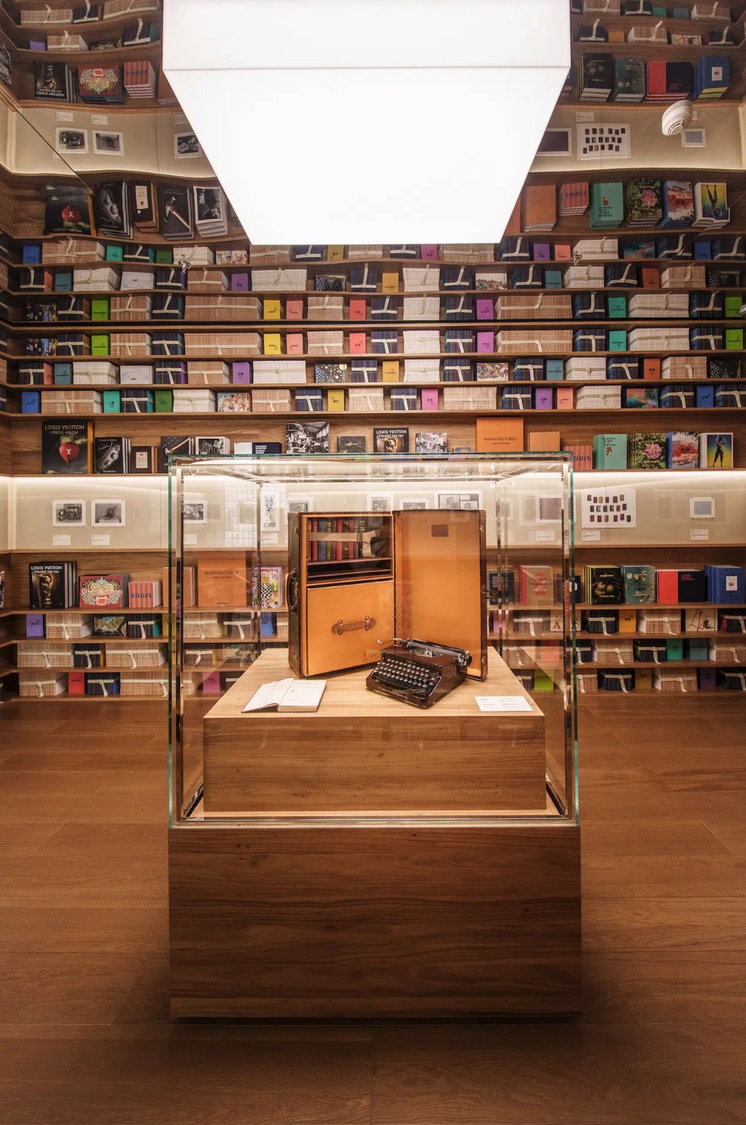 Le Louis Shanghai est un concept-shop en forme de bateau créé par Louis Vuitton dans la ville de Shanghai, en Chine.