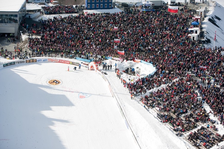 L'aire d'atterrissage à Vikersund accueille des milliers de spectateurs.
